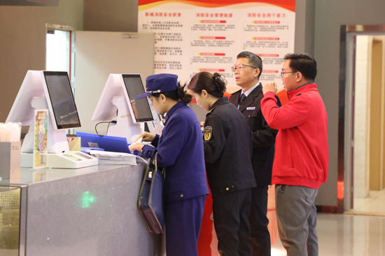 检查人员核验材料。黄冬明摄