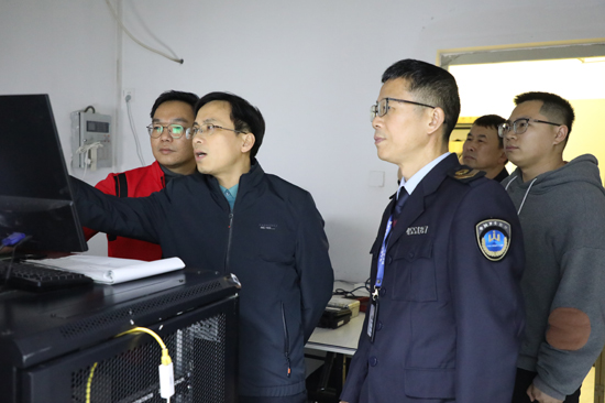 查看放映记录。黄冬明摄