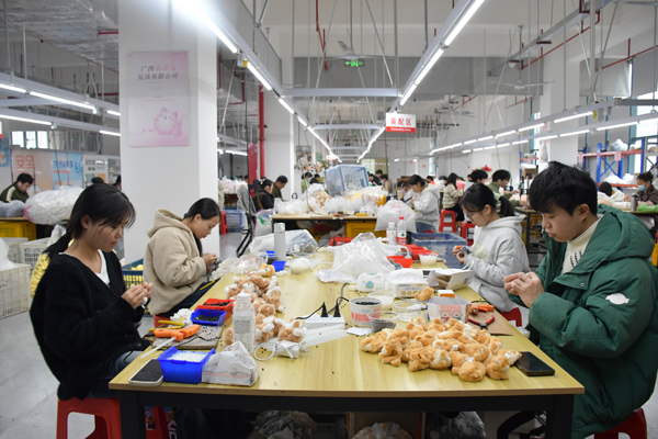在廣西樂吉兒玩具有限公司內，工人正在裝配毛絨玩具。