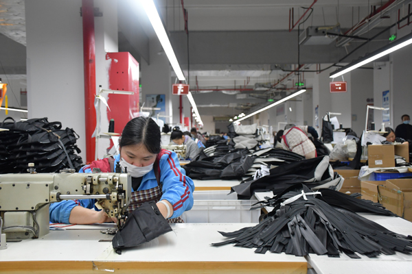 在賀州市平桂區智慧服飾產業園內，賀州市超群實業有限公司內工人在趕制訂單。