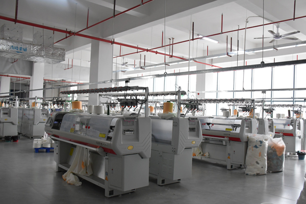 在廣西織彩服飾有限公司，70余台“一線成衣”機器在運轉。