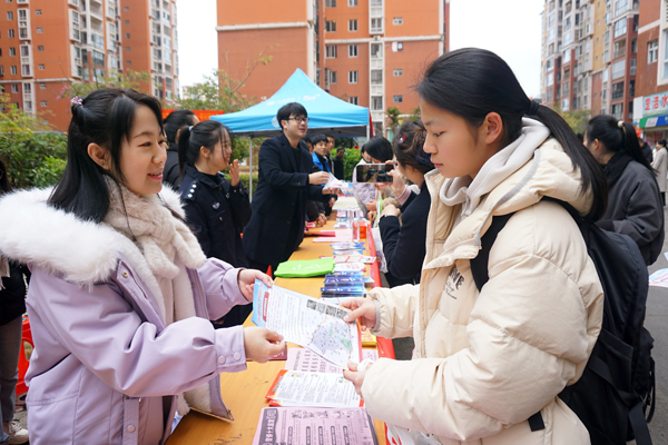 工作人员向居民讲解宣传反诈知识。