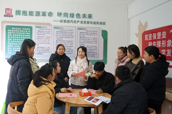工作人员在暖新驿站为居民讲解宣传相关知识。