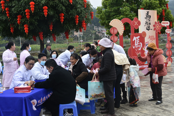 医护人员为群众把脉、量血压。蒋吉祥摄