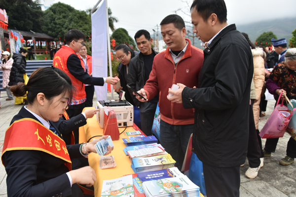 小额新币兑换活动现场。蒋吉祥摄