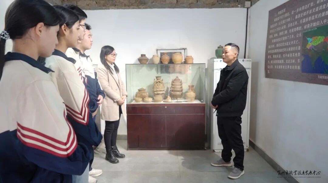 館長向師生們講解館藏文物的歷史淵源與文化內涵