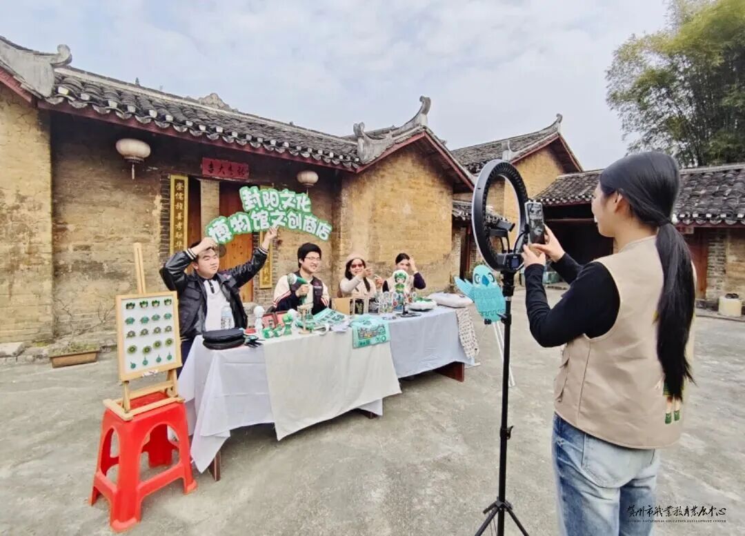 直播組講解封陽故事、推介特色文創產品