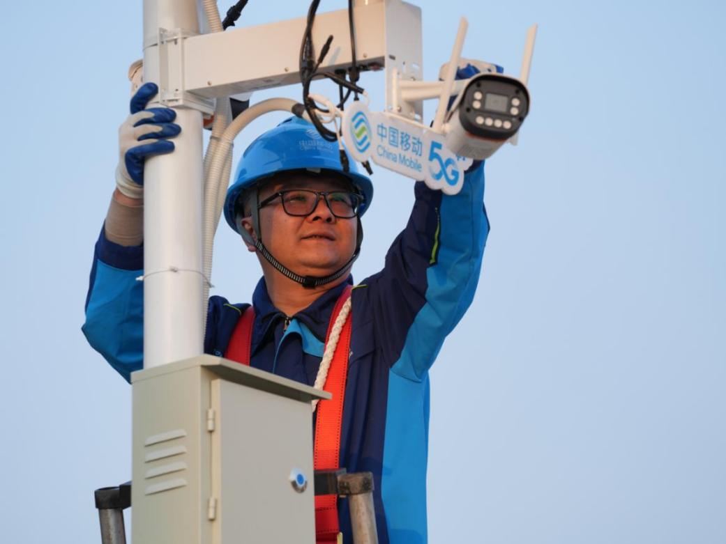 移动技术人员正在安装平台监测摄像头。李焱钰摄