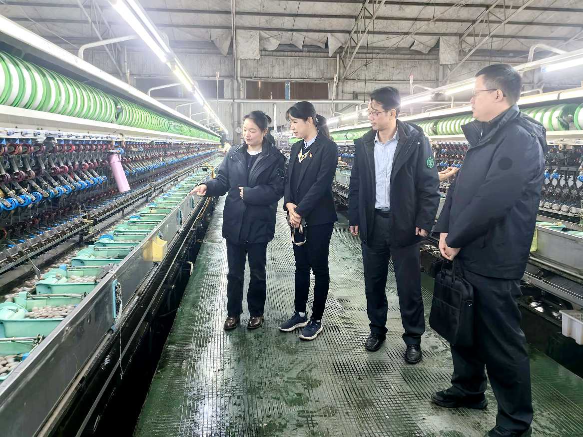 到企业了解桑蚕产业发展情况。黄瑛摄