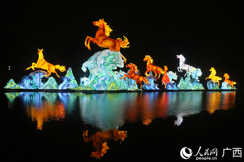 “光馳八駿”燈組佇立水面,八匹駿馬造型靈動、氣勢磅礡。人民網 韋歡攝