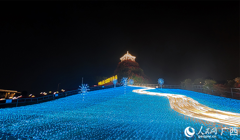 燈光連綴成流動的星河。人民網 韋歡攝