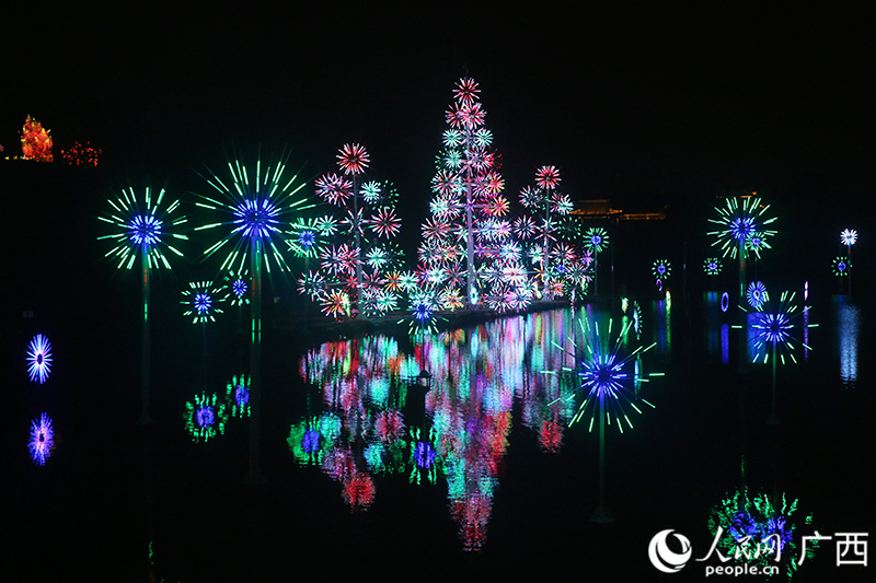 燈光與湖面倒影交織,如夢如幻。人民網 韋歡攝