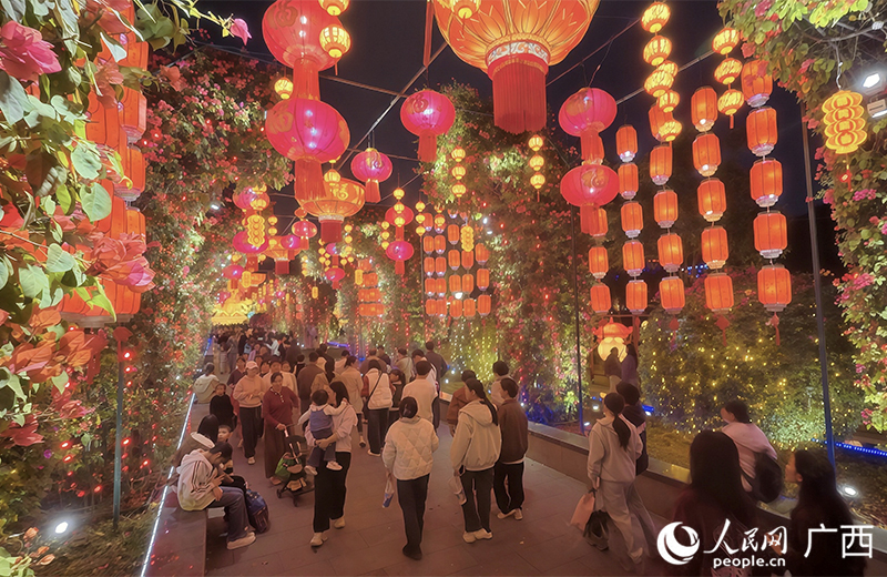 燈與花巧妙融合。人民網 韋歡攝