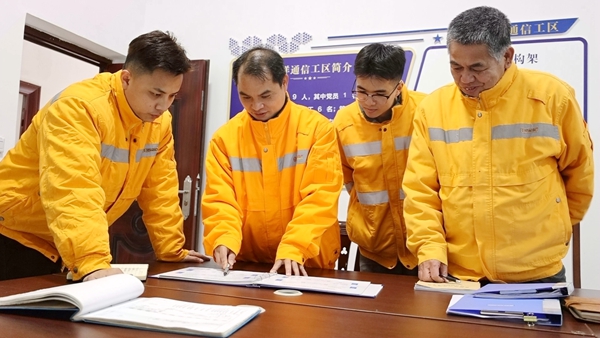 四代師徒在進行業務學習。黃繽瑤攝