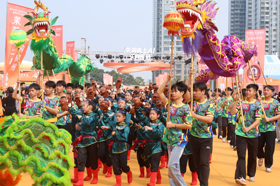 锣鼓喧天、气势恢宏，传统民俗表演轮番上演。陈国海摄