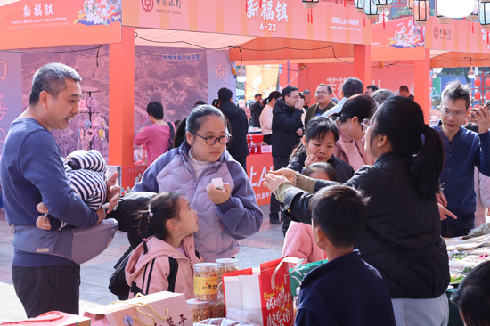 特色产品展销区人头攒动。陈国海摄