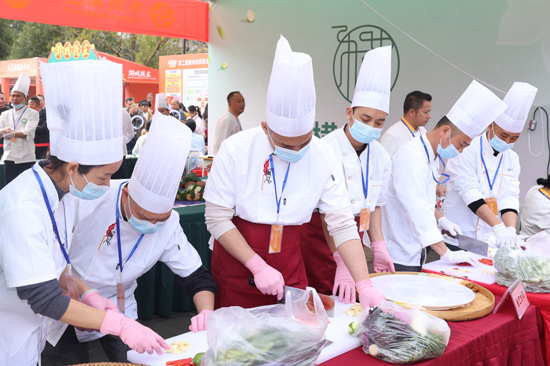 鱼生争霸赛现场，厨师们正专注备赛，各位参赛选手同台竞技。陈国海摄