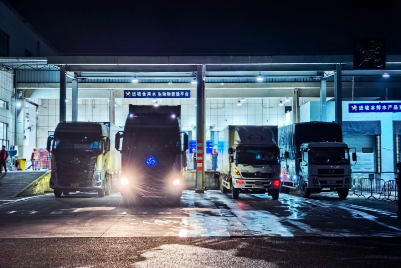 燈火通明的海關查驗區。何璐璐攝