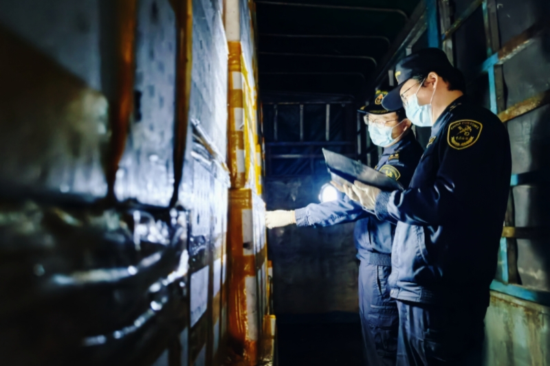 海關工作人員查驗貨品。何璐璐攝