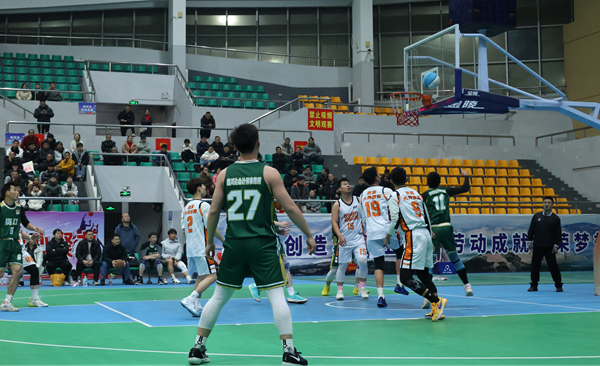 雙方球員正在奮力拼搶籃板，保護球權。