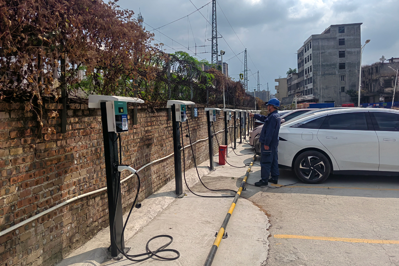 城区供电所工作人员逐一检查设备状态，为新能源车主返程之路护航。林永超摄