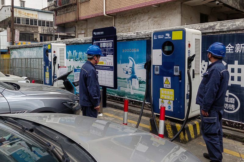 城区供电所工作人员逐一检查设备状态，为新能源车主返程之路护航。林永超摄