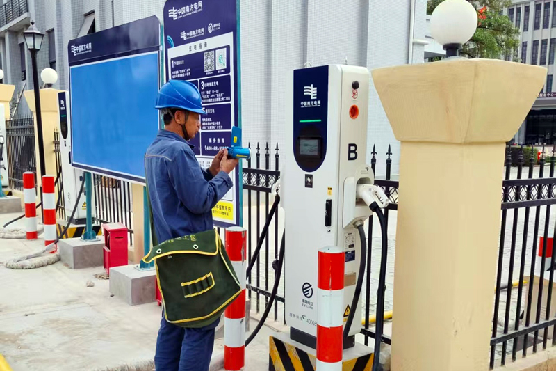 温泉供电所工作人员逐一检查设备状态，为新能源车主返程之路护航。刘伟科摄