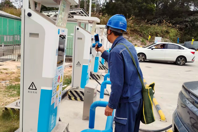 温泉供电所工作人员逐一检查设备状态，为新能源车主返程之路护航。刘伟科摄