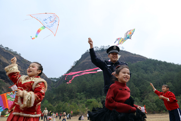 民警和群众一起放起反诈风筝。