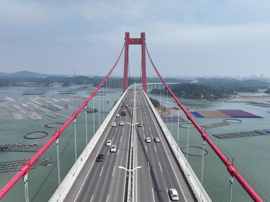 春运期间，龙门跨海大桥车流平稳。黄梓芸摄