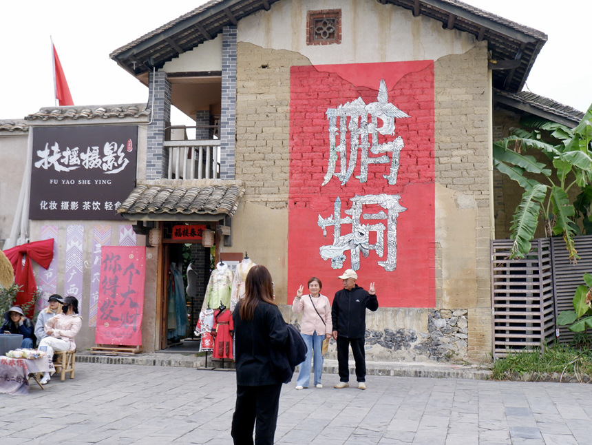 鹏垌村在保留传统风貌的同时,增添新春元素,吸引市民游客打卡。