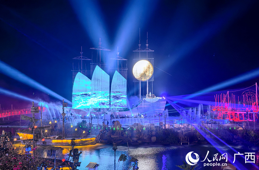 春節期間,游客在北海海絲首港景區拍攝煙花秀。