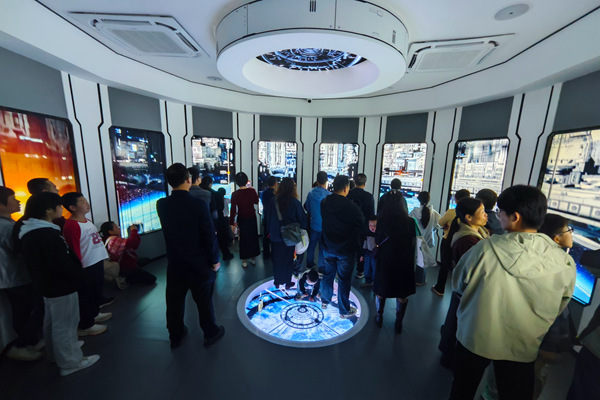 航天科普新展品“太空電梯”吸引眾多觀眾打卡體驗。王靖山攝