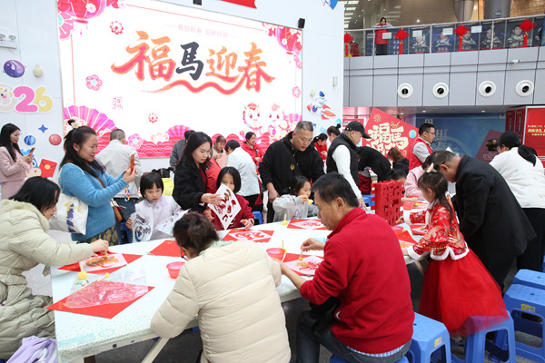 觀眾在拓印體驗中感受傳統年味。鐘譯瑋攝