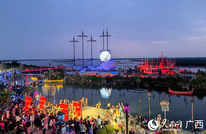 游客在北海海絲首港景區游玩打卡。人民網記者 付華周攝