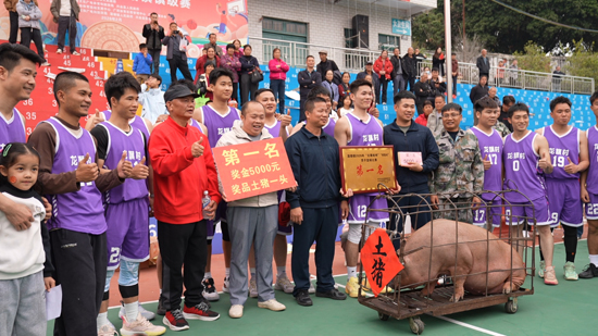 颁奖环节，肥猪、山羊、土鸡等充满乡村气息的奖品格外吸睛。