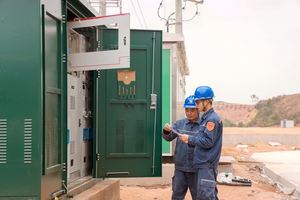 工作人员逐一核对电缆敷设路径。