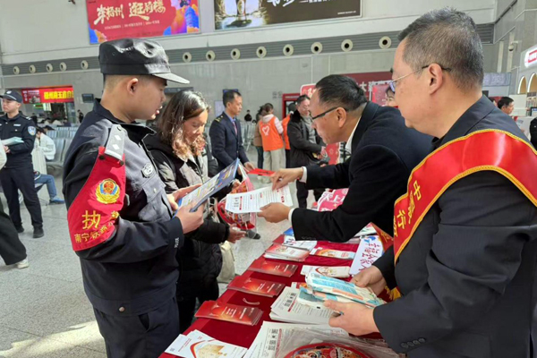 开展春运联合宣传教育活动。中国银行梧州分行供图