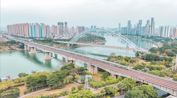 動車組列車在南昆客專邕江四線特大橋運行。陳泉任攝