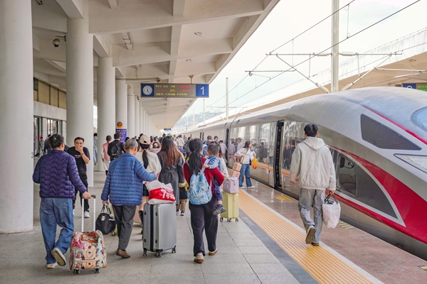 旅客在百色站有序出行。秦塬棋攝