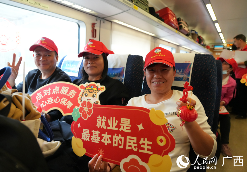 赴粵務工人員在送工專列上合影。人民網記者 王勇攝
