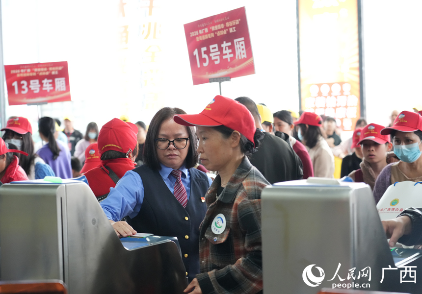 工作人員引導務工人員有序驗票進站。人民網記者 王勇攝