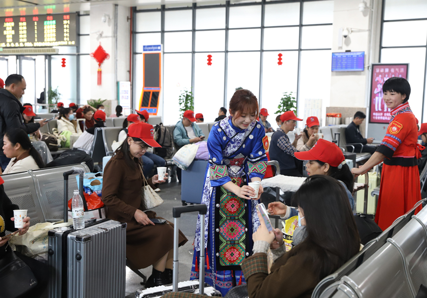 志願者為旅客送熱茶水。何新鳳攝