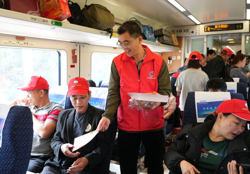 隨車的人社部門工作人員為務工人員進行就業指導。陳海嬋攝