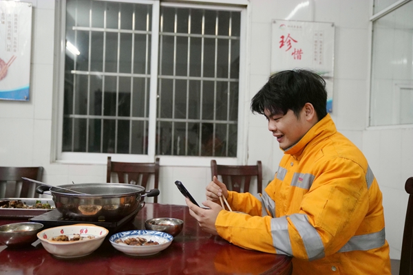 张一新与家人分享年夜饭。