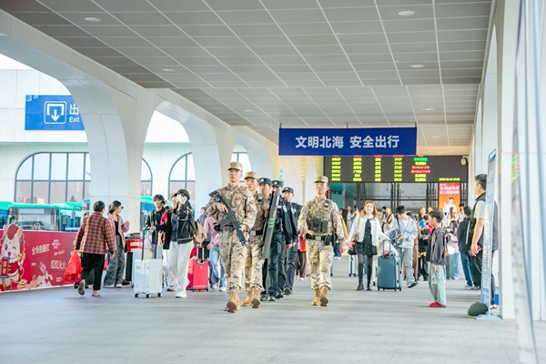 武警官兵与公安干警在高铁站进行联勤巡逻。