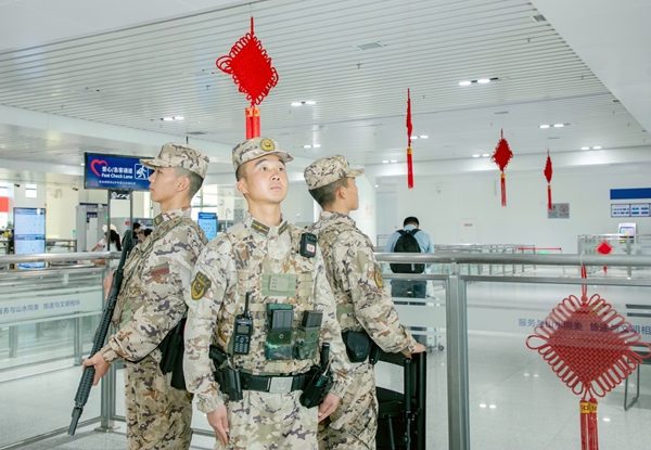 武警官兵们在高铁站候车室武装警戒。