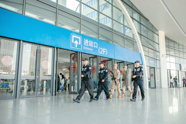 武警官兵与公安干警在高铁站进行联勤巡逻。