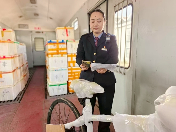 刘湘宁查看旅客托运的自行车。吴飞摄