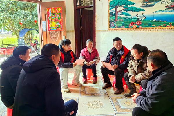组织党员给烟农讲解补贴政策。杨绍基摄
